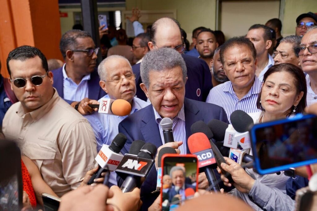 Leonel Fernández tras ejercel voto: «Esto no tiene precedentes y es desbordante asistencias FP”