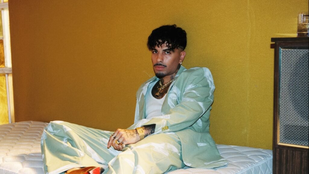 RAUW ALEJANDRO REMATA LA Tormenta en el video musical de 'Buenos Términos