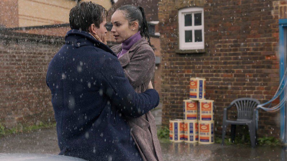 Sofía Carson lleva un llanto desaliñado Sofía Carson lleva un llanto desaliñado