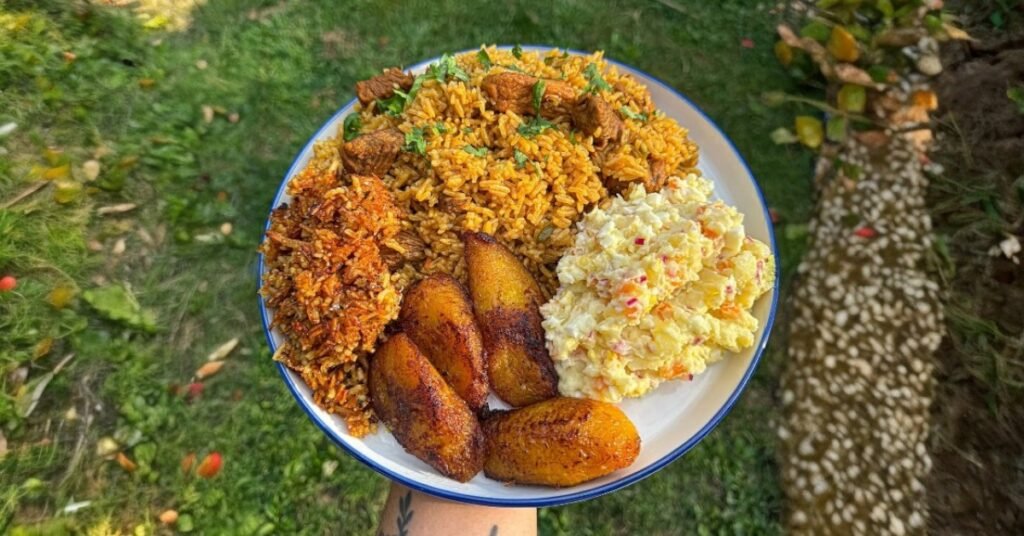 Comida de Las 12: Locrio de Cerdo, Concón y Ensalada de Papa