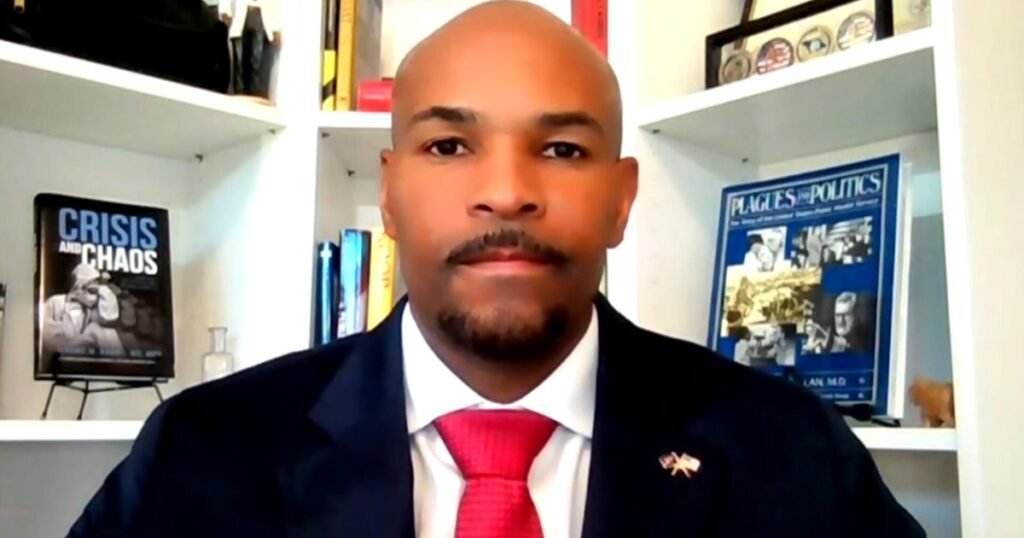 El ex cirujano general de Trump dice que "la gente va a morir" después de que RFK Jr. corta la financiación de la vacuna contra el ARNm