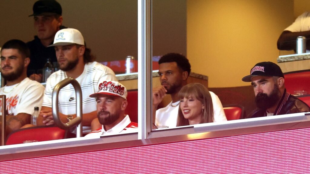 Taylor Swift y Travis Kelce hacen la primera aparición como pareja comprometida