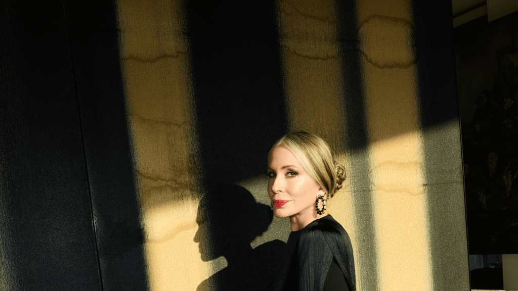 Carmen Busquets Reaswears Balenciaga Couture to Kering Foundation Cena con Demi Moore y Dakota Johnson