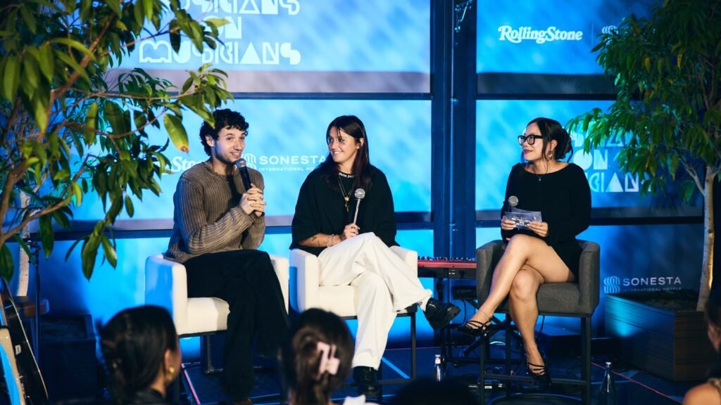 Jeremy Zucker y Chelsea Cutler cantan y charlan en la azotea de Nueva York