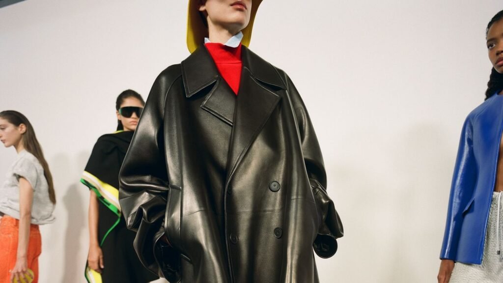 Detrás de escena en el espectáculo de la Semana de la Moda de Loewe's Paris