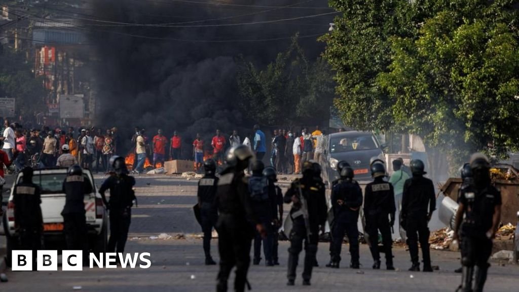 Estallan violentas protestas en Camerún a medida que se esperan los resultados de las reñidas elecciones Estallan violentas protestas en Camerún a medida que se esperan los resultados de las reñidas elecciones