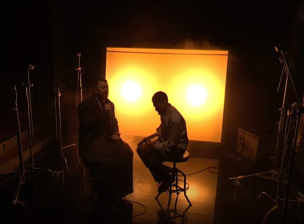 Mira a Sam Smith interpretar 'Ain't No Sunshine', 'ser gratis' en 'Colbert'