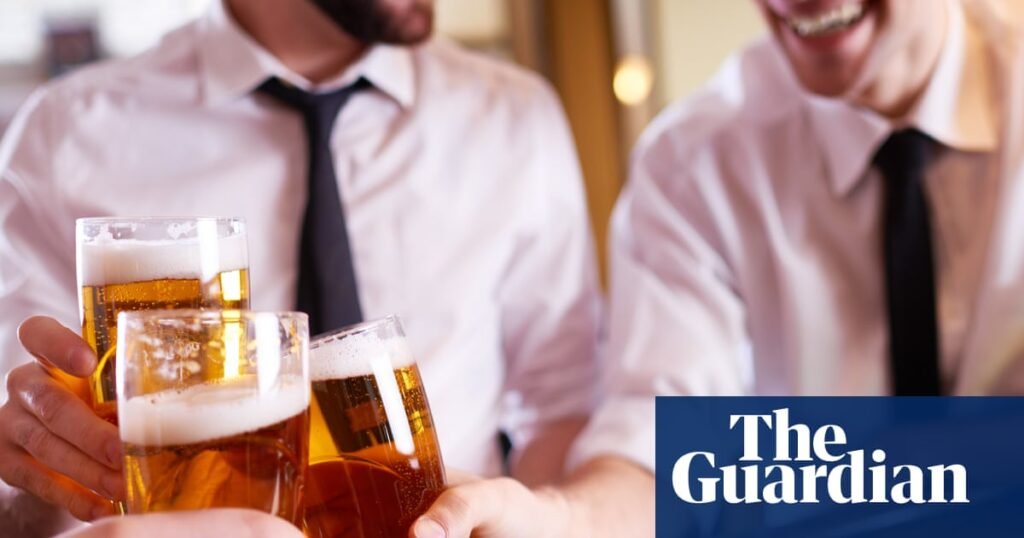 Uno de cada tres trabajadores del Reino Unido se ha reportado enfermo después de tomar una copa en el trabajo, según una encuesta | Alcohol