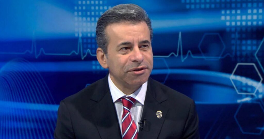 El jefe de la FDA dice que las etiquetas de advertencia disuadieron a las mujeres de utilizar la terapia hormonal para la menopausia: «Es una tragedia estadounidense» El jefe de la FDA dice que las etiquetas de advertencia disuadieron a las mujeres de utilizar la terapia hormonal para la menopausia: "Es una tragedia estadounidense"