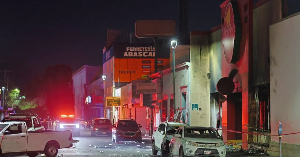 Explosión e incendio en tienda de conveniencia matan al menos a 23 en el norte de México