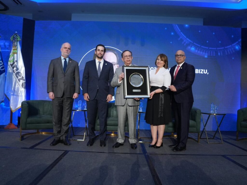 Foro Económico elDinero reconoce a Valdez Albizu por su trayectoria y aportes a República Dominicana