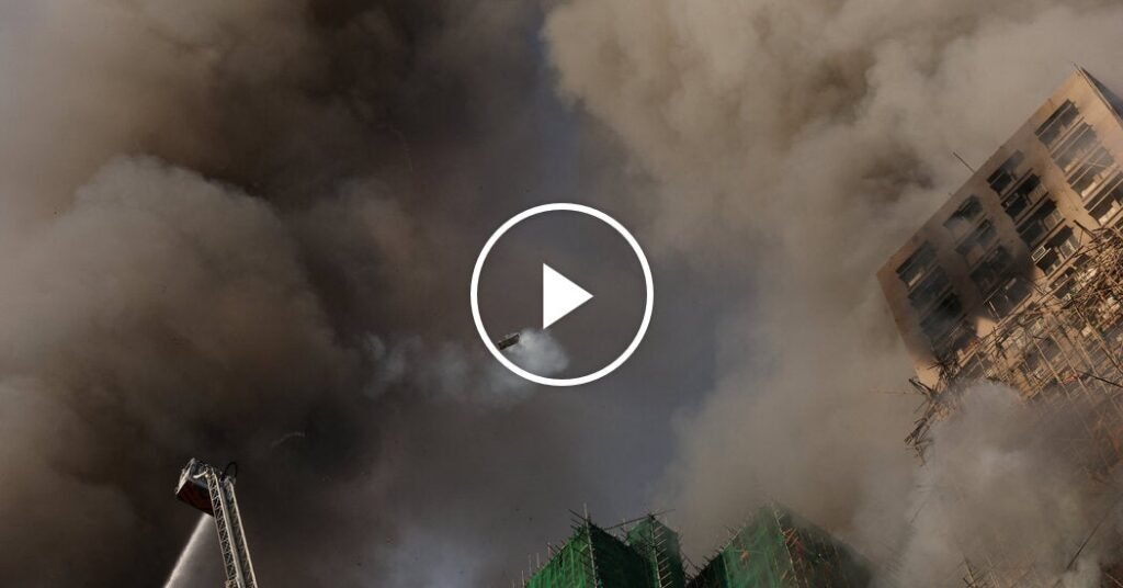 Incendio devora edificios de gran altura en Hong Kong