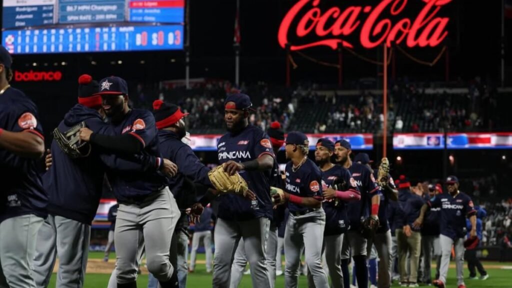 Jugadores de República Dominicana y Puerto Rico se saludan luego de finalizar el partido que protagonizaron.