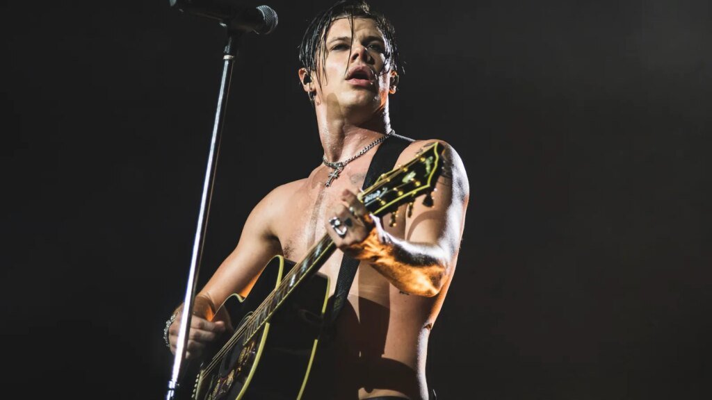 Yungblud cancela el resto de las fechas de la gira de 2025 después del control de salud