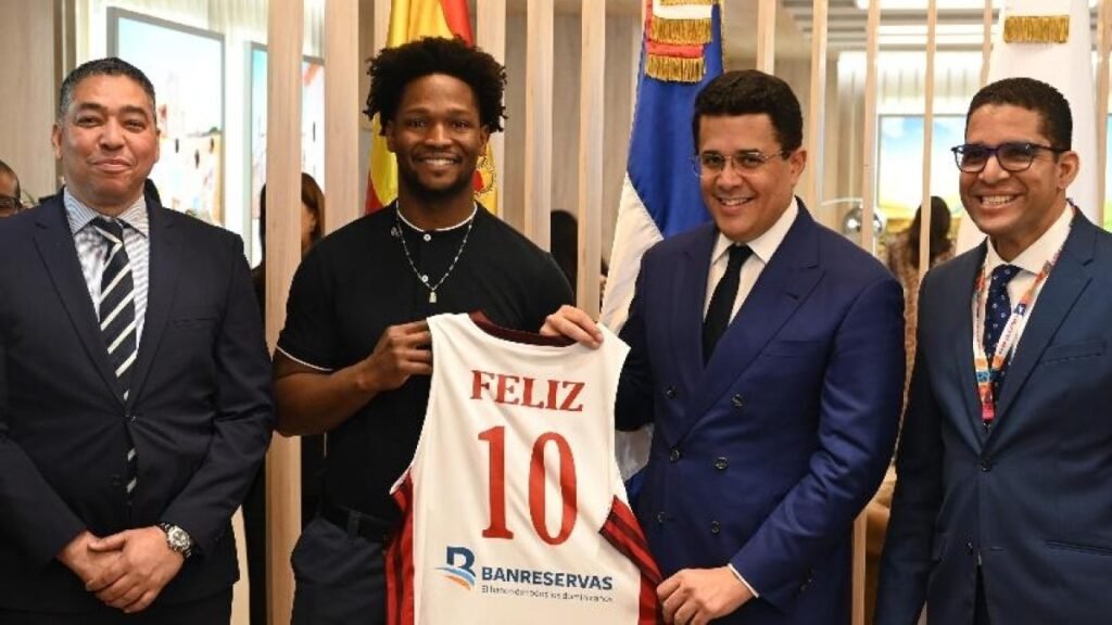 Andrés Feliz entrega camiseta selección basket a Collado