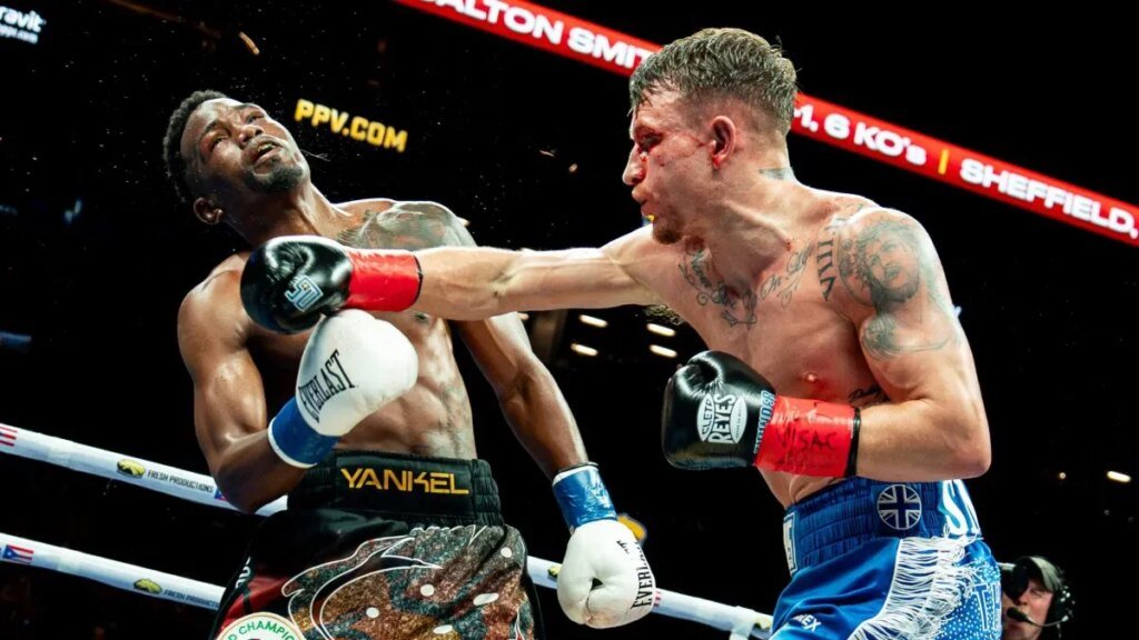 Dalton Smith  conecta su derecha al rostro del puertorriqueño Subriel Matías.