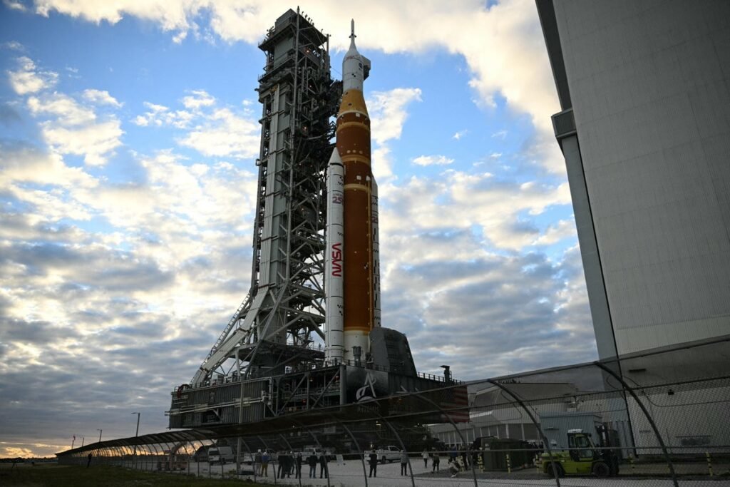 La misión Artemis II de la NASA a la luna avanza poco a poco hacia la plataforma de lanzamiento
