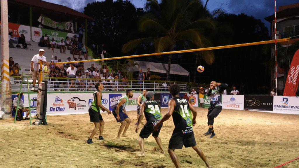 En el torneo de voleibol playero Hato Mayor–Vicentillo compiten equipos nacionales e internacionales en las canchas de arena del Rancho Turístico Doña Callita.