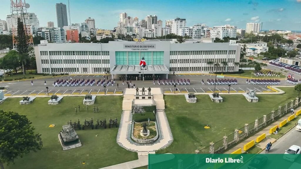 Abinader emite decreto con ascensos y retiros en Fuerzas Armadas