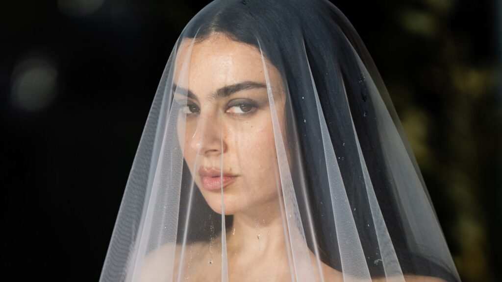 Charli XCX, Doechii y Troye Sivan lideran la ola de ensayos secundarios de estrellas del pop