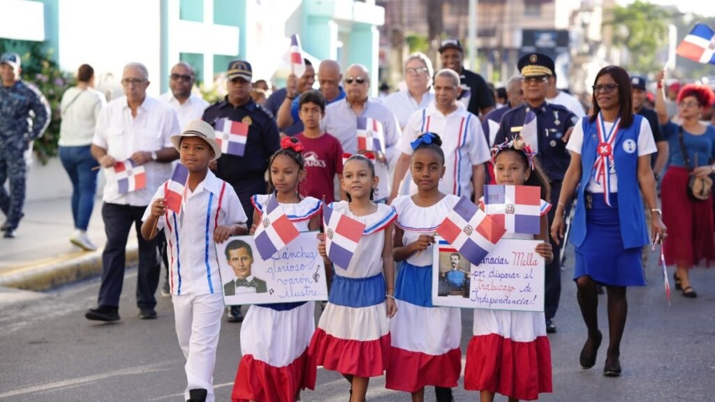 Estudiantes de MB marchan en honor al Mes de la Patria Los niños emocionados durante el recorrido con las banderas.