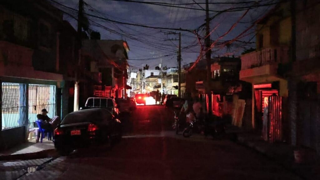 Explosión fue la causa del apagón general, según ministro