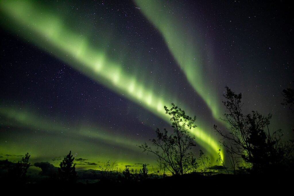 La ciencia detrás de por qué algunas auroras tienen patrones de ondas tan impresionantes