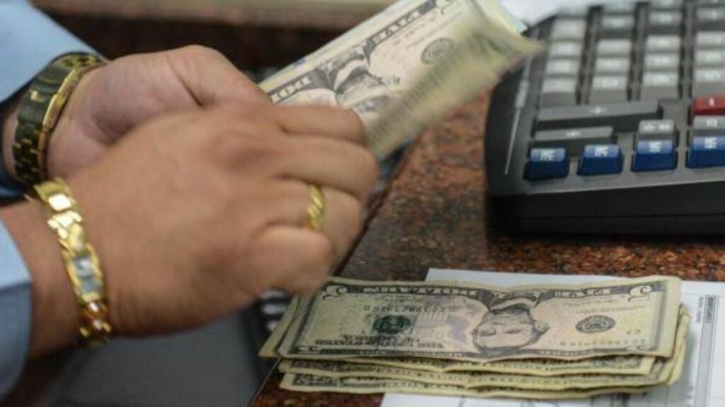 precio oficial, compra y venta El dólar baja frente al euro y cierra mixto ante otras divisas