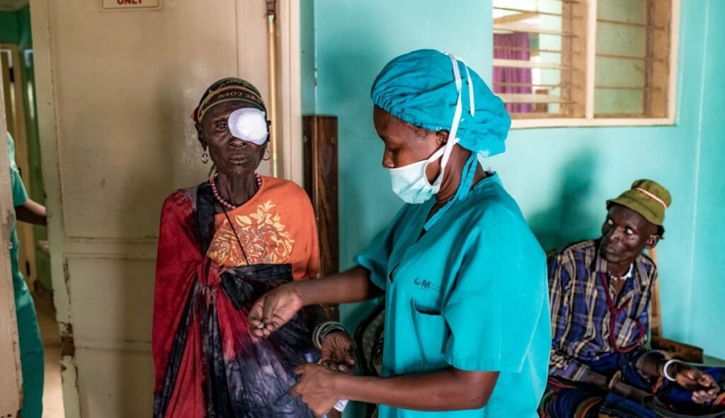 Una de cada dos personas que se enfrentan a la ceguera por cataratas necesita acceso a una cirugía que les cambie la vida Una de cada dos personas que se enfrentan a la ceguera por cataratas necesita acceso a una cirugía que les cambie la vida