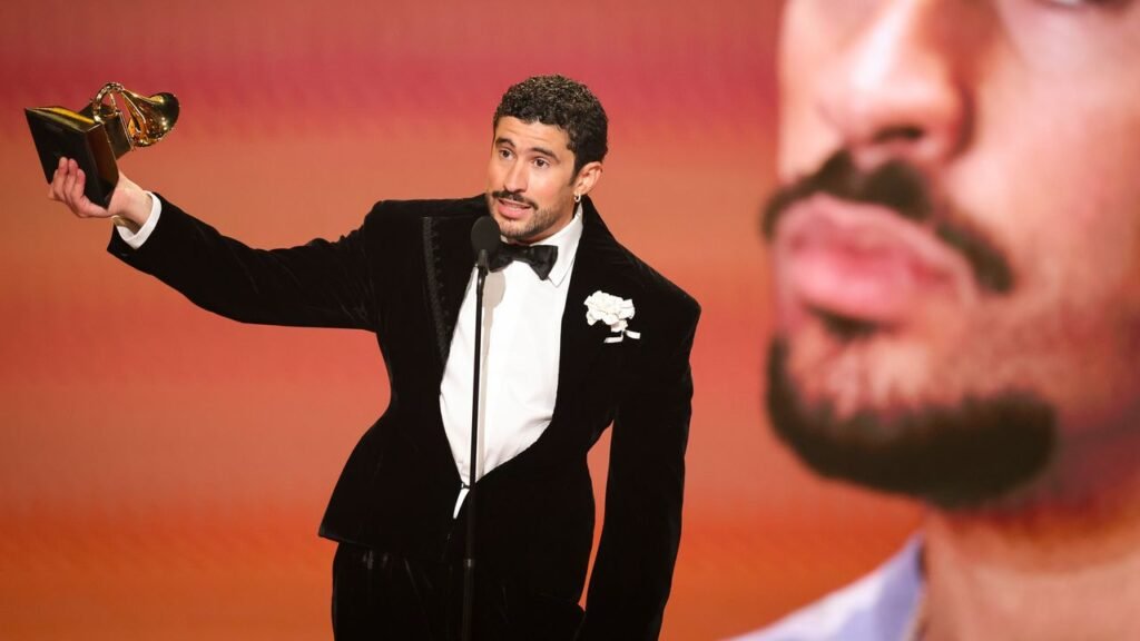 ¿Bad Bunny usó un chaleco antibalas en los premios Grammy 2026?