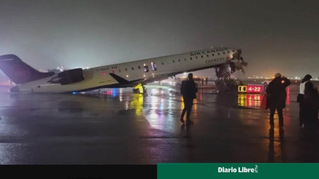 Avión de Air Canada y camión de bomberos chocan en aeropuerto LaGuadia Avión de Air Canada y camión de bomberos chocan en aeropuerto LaGuadia