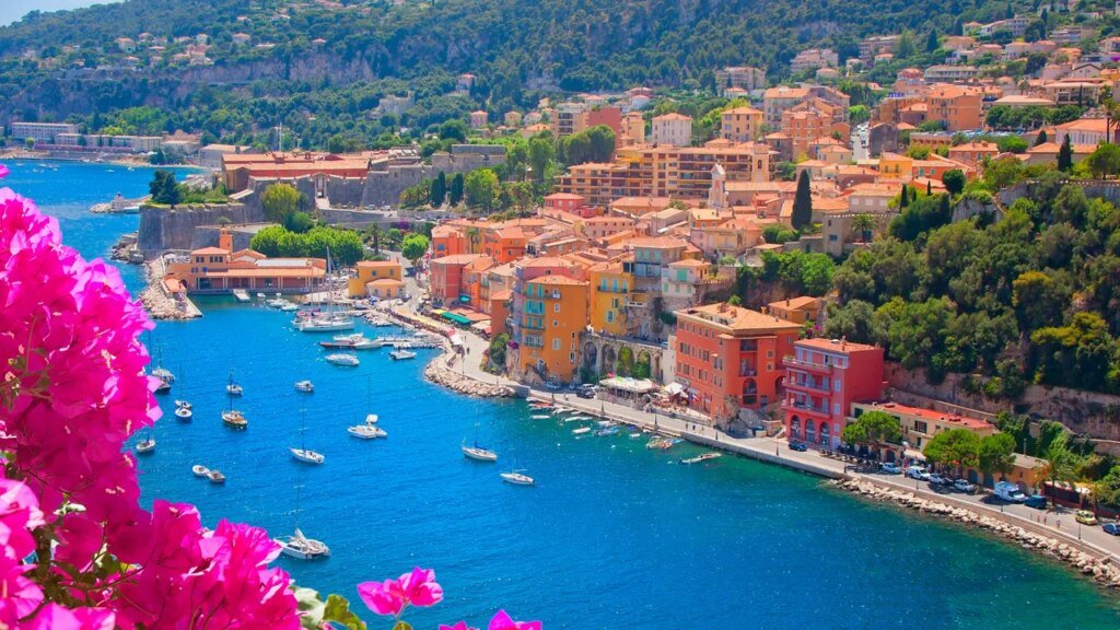 Cómo se sienten realmente los lugareños acerca de la llegada del White Lotus a la ciudad de St. Tropez Cómo se sienten realmente los lugareños acerca de la llegada del White Lotus a la ciudad de St. Tropez