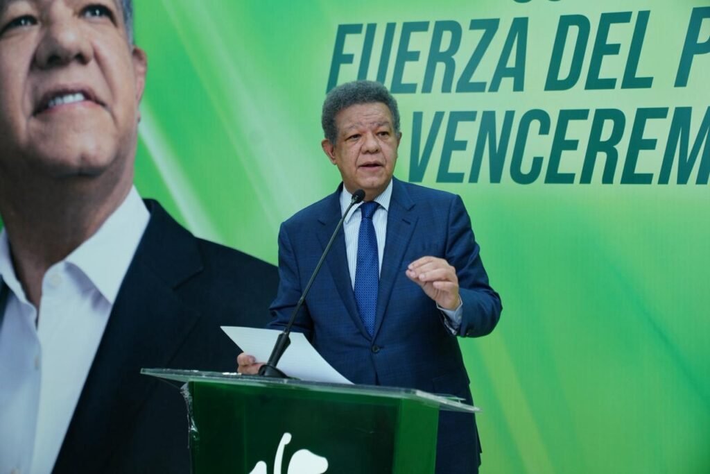 Fernández denuncia que el impacto de la crisis petrolera no debe recaer en la población Leonel Fernández critica al Gobierno por trasladar impacto de crisis petrolera al pueblo