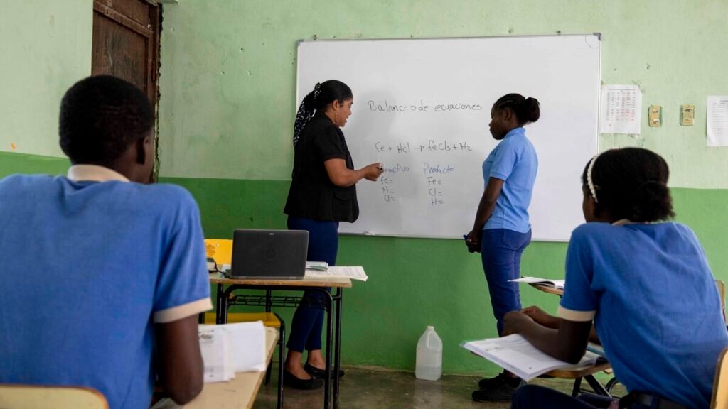 Impacto de la regulación uso celular en educación dominicana