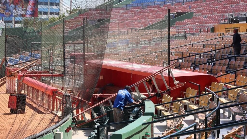 Trabajos que se hicieron en la reparación de asientos en el Estadio Quisqueya.