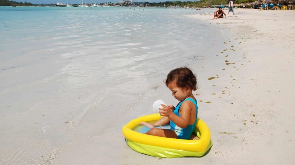 Sol, arena y bebés: cuidados antes de ir a la playa en Semana Santa