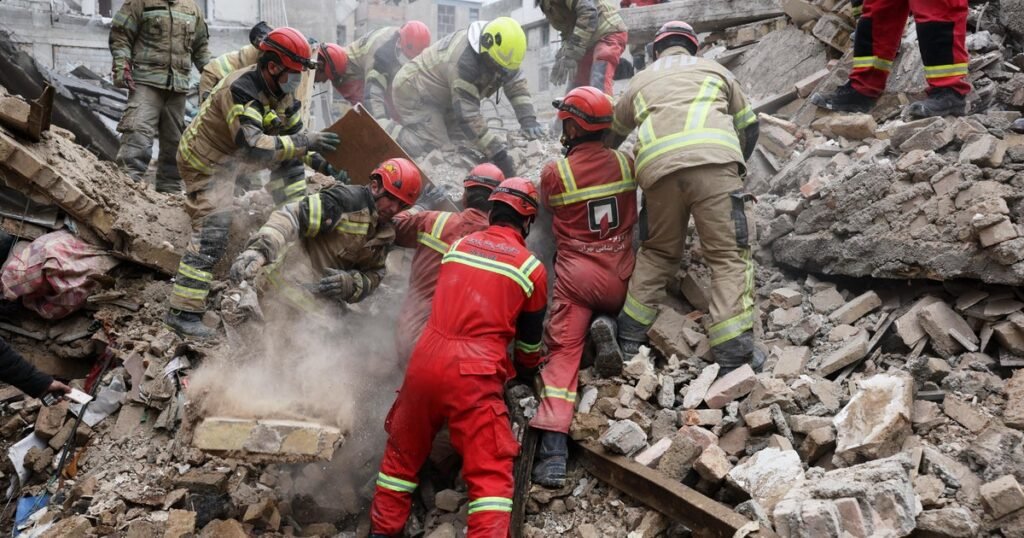 Teherán amenaza con tomar represalias después de que Estados Unidos atacara un importante centro petrolero iraní Teherán amenaza con tomar represalias después de que Estados Unidos atacara un importante centro petrolero iraní