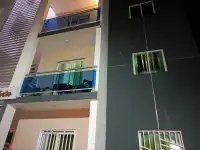 Terror en Miches: mujer salta de edificio para huir Terror en Miches: mujer salta de edificio para huir