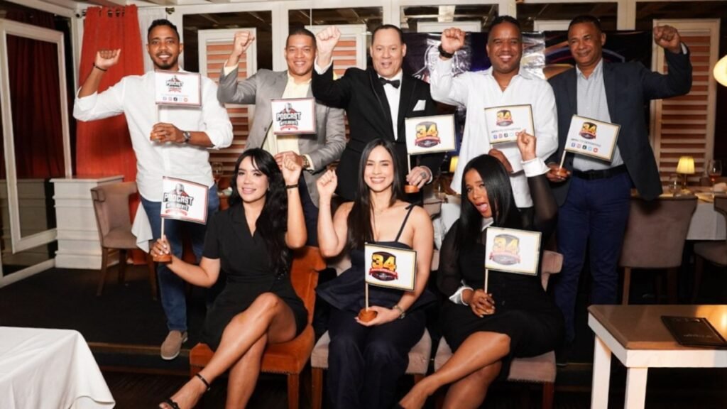 Sentadas, desde la izquierda, Sussy Jiménez,  Natacha Peña y Karen Ozuna. Detrás, desde la derecha, Franklin Núñez,  Manuel Acevedo, Franklin Mirabal, Cristian Rojas y David Terrero.