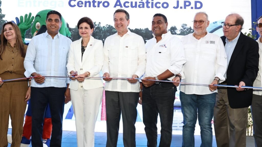 Complejo Acuático entregado a un costo de 900 millones para los Juegos La vicepresidenta de la República, Raquel Peña, realiza el corte de cinta para dejar re-inaugurado el Complejo Acuático, en un acto celebrado ayer. (Hoy/Olga de la Cruz)