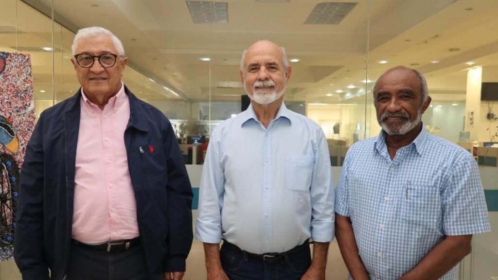 A la izquierda  Héctor Gaud, el señor Martínez y David Brito.