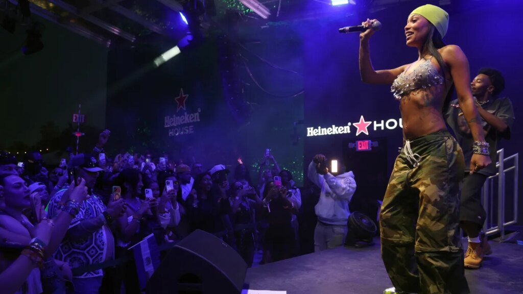 Heineken estrena "The Clinker" en su activación de marca Coachella 2026