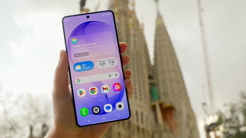 Samsung podría presentar un nuevo modelo Pro en la línea Galaxy S27 The Samsung Galaxy S26 Ultra is held up in front of the Sagrada Familia