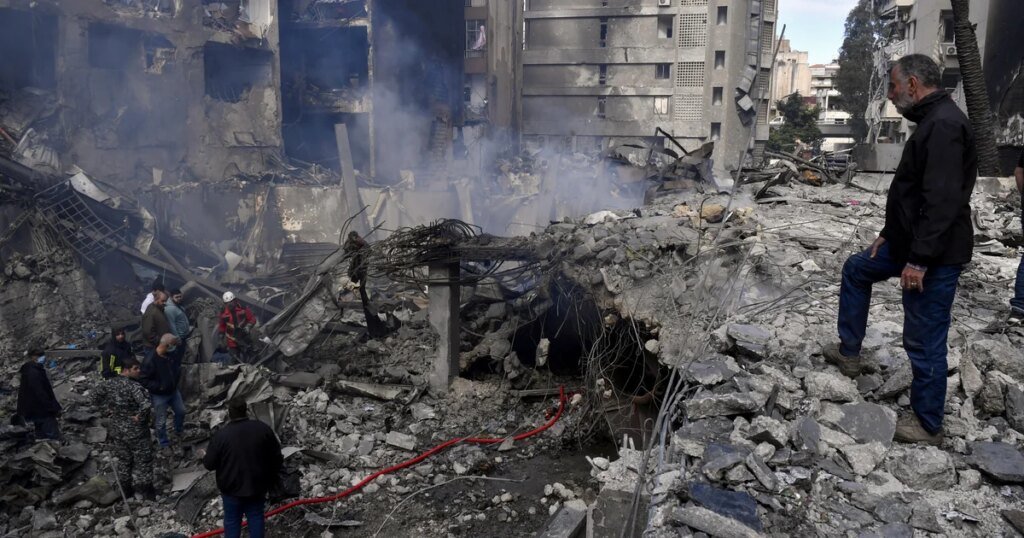 Trump advierte a Irán que no cobre peajes para atravesar el Estrecho de Ormuz mientras se mantiene un frágil alto el fuego