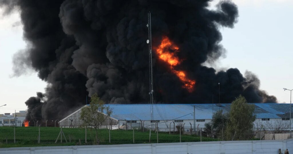 Trump dice que la guerra contra Irán aún llevará semanas, los precios del petróleo suben sin ningún plan para abrir el Estrecho de Ormuz