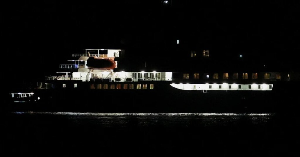 Crucero afectado por hantavirus llega a Canarias, donde los pasajeros, algunos tripulantes, serán evacuados