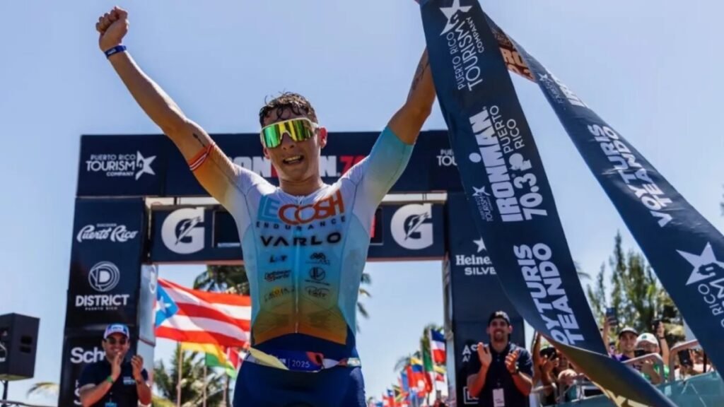 Javier Figueroa levanta brazos en señal de triunfo, al   ganar  Ironman 70.3 Cap Cana.