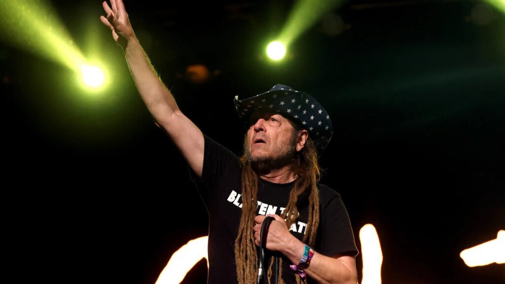 Keith Morris de Circle Jerks critica a un fan de MAGA que lo llamó traidor