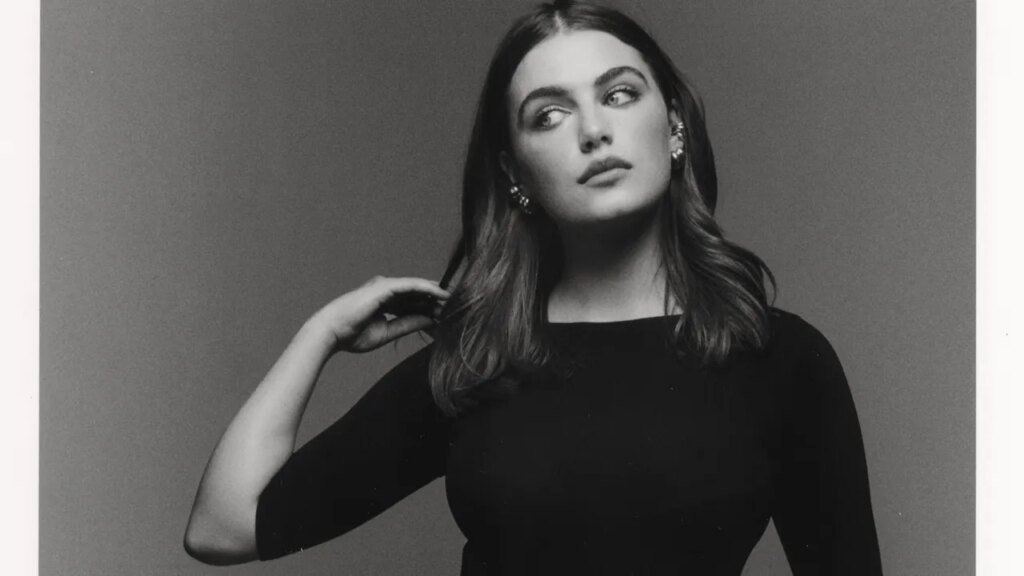 La estrella de 'Off Campus', Ella Bright, habla sobre su diferencia de edad con su costar Belmont Cameli, cómo disfrazarse y dar un salto de fe