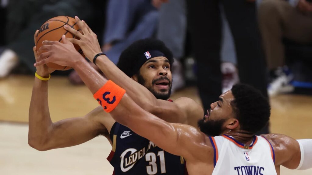 Los Knicks a un paso de llegar a la final de la NBA Karl Tows defiende a Jarrett Allen